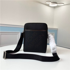 LOUIS VUITTON 루이비통 남성용 숄더백 M93223