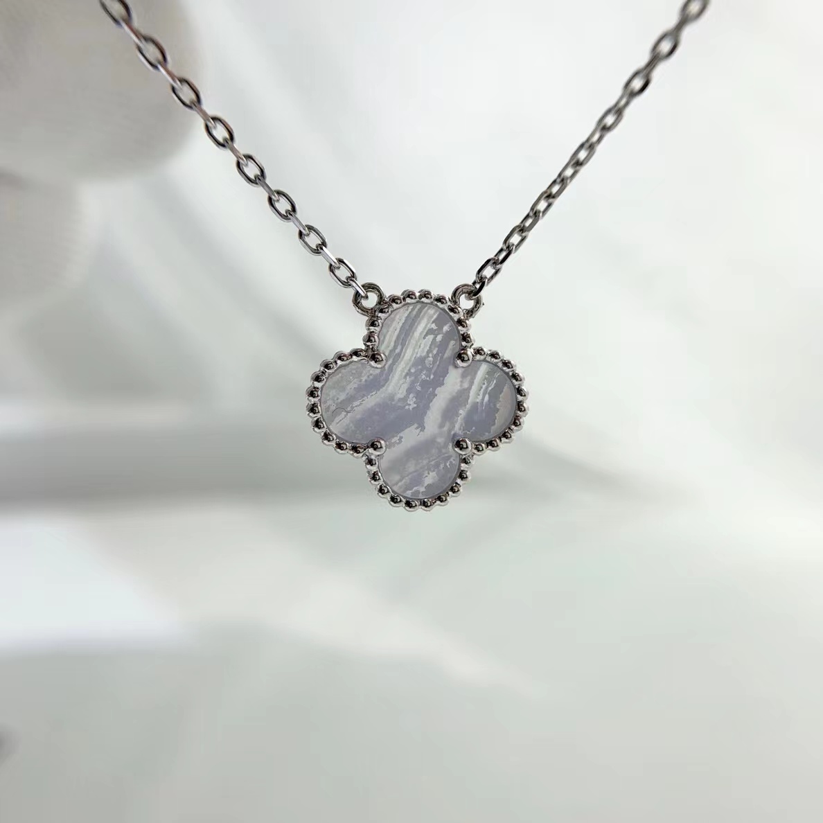 VAN CLEEF & ARPELS 반클리프 알함브라 팬던트 칼세도니